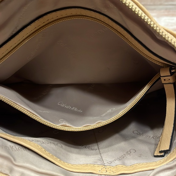 Calvin Klein Soft Pebbled Tan Leather Shoulder Bag with built in wallet - Picture 11 of 14